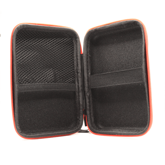 Åbent sort hårdt cover med røde detaljer og rum til organisering af udstyr.