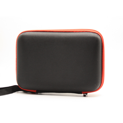 Hårdt cover i sort med røde detaljer, der tilbyder holdbar beskyttelse og smart organisering af udstyr.