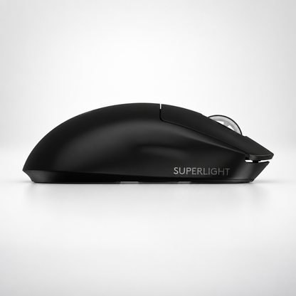 trådløs gaming mus Logitech G PRO X SUPERLIGHT 2 set fra siden med glat overflade og rullehjul.